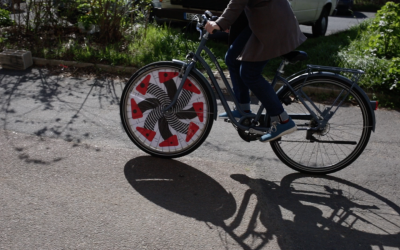 MERCREDI 10 MAI ET SAMEDI 13 MAI : ATELIERS ILLUSIONS D’OPTIQUE – ENJOLIVEURS DE VÉLO AVEC L’ATELIER POLYSÉMIQUE